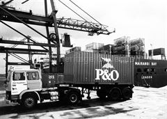 Loading containers onto MAIRANGI BAY