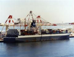 PEGASUS BAY loading in port
