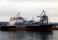 P&O NEDLLOYD SYDNEY loading in port